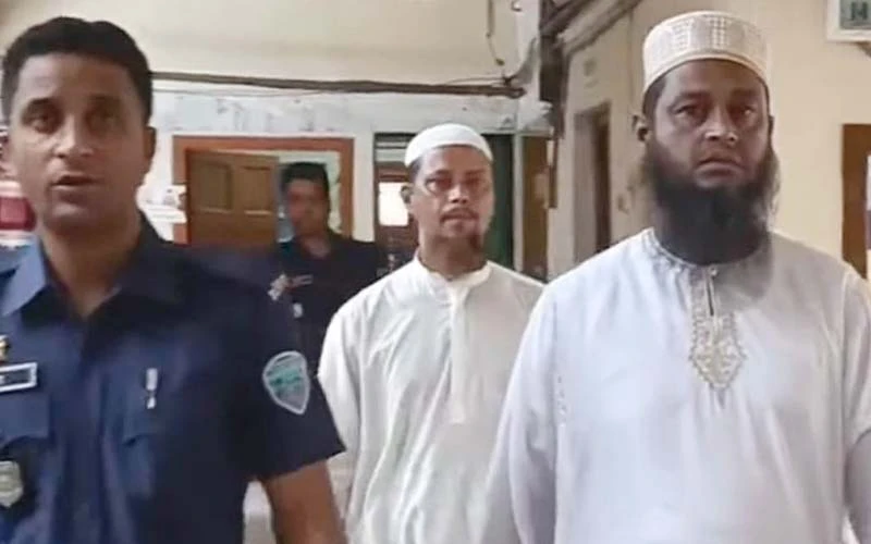 বই থেকে নকল কাটছিলেন দুই শিক্ষক, ধরে ফেললেন ইউএনও