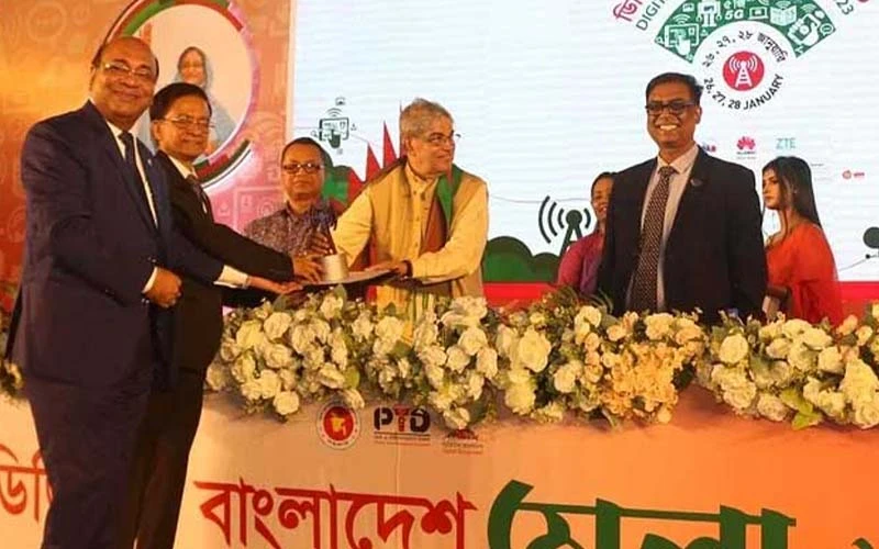 ১৮ ব্যক্তি-প্রতিষ্ঠান পেল ‘ডাক ও টেলিযোগাযোগ পদক’
